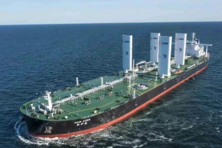 کشتی غول‌پیکر چینی New Aden معرفی شد؛ کاهش مصرف سوخت و تولید آلودگی به کمک بادبان‌ها