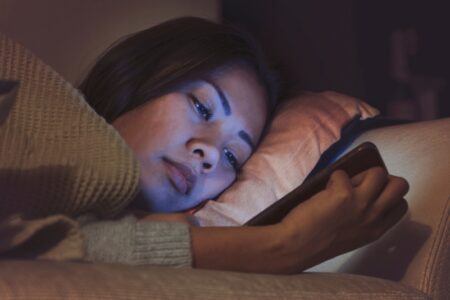 تأثیر استفاده از موبایل به هنگام خواب